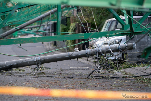 台風15号でゴルフ練習場のネットが倒れた（千葉県市原市）。