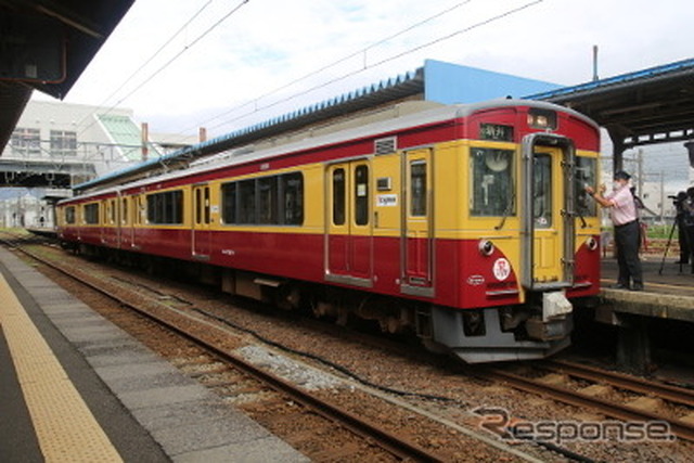 国鉄の初代・新潟色をリバイバルしたトキ鉄ET127系「田島塗り」。