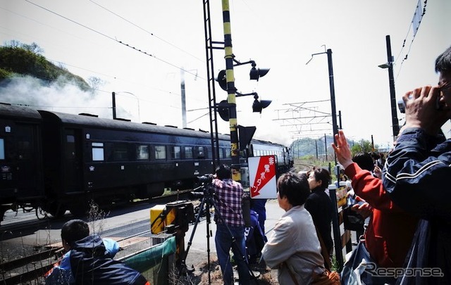 室蘭本線でSL列車を撮影する、いわゆる「撮り鉄」の皆さん。2012年5月20日。