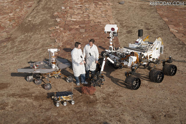 一同に会した火星探査ローバー。小さいものからソジャーナ、オポチュニティ、キュリオシティ