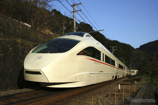 3月11日限りで定期運行を終了する小田急の特急ロマンスカー50000形VSE。