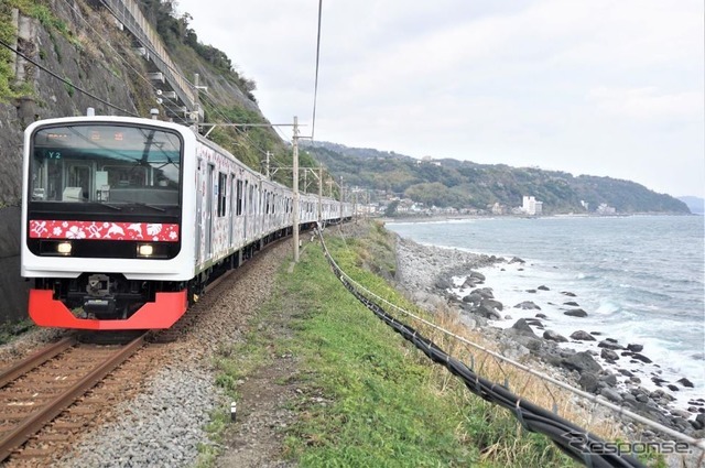 試運転中の3000系「アロハ電車」。リゾート電車『リゾート21』の伝統を受け継いで、海側には赤、山側には青のラッピングが施されている。営業列車は4両編成となる。