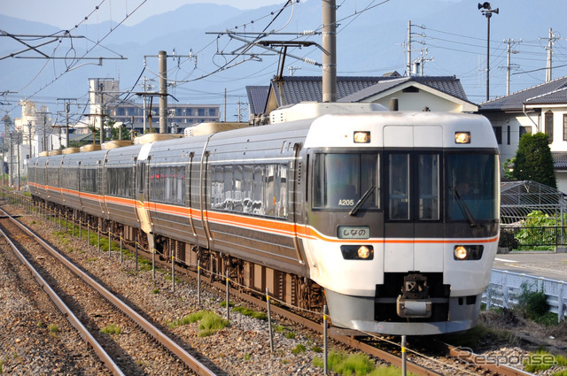 JR東海の特急『（ワイドビュー）しなの』。JR東日本に跨る会社間列車だが、シーズン別特急料金の適用日見直し対象に。
