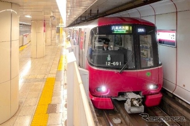 都営地下鉄大江戸線用の12-600形電車。4号車が女性専用車に充てられる。