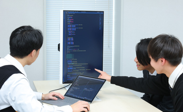 情報活用やプログラミング、データサイエンスなどを学びながら、IT分野に関連する大学・学部への進学を目指す理系高校生3人に、BenQのアイケアモニターGWシリーズ新製品「GW2790QT」を体験してもらった