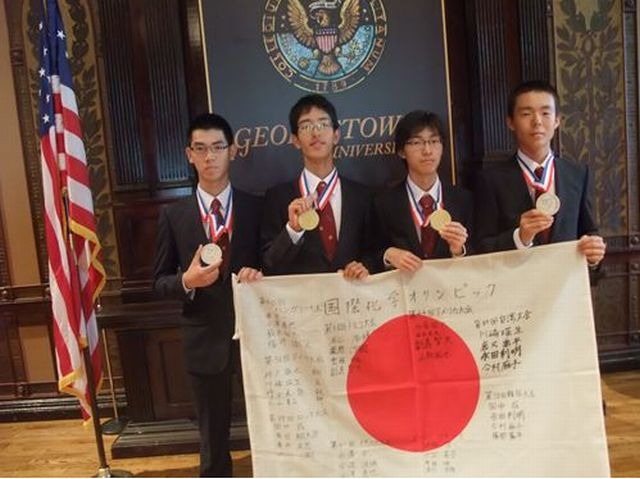 閉会式直後、メダルを手に。左から、澁谷さん、副島さん、山角さん、加藤さん。