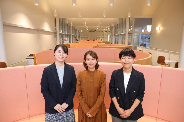 日本女子大学 建築デザイン学部の前身となる住居学科で学び、今、建築業界で活躍する卒業生3名。左から鈴木さん、高藤さん、羽島さん