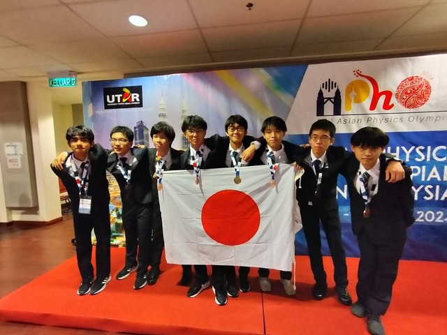 第24回アジア物理オリンピックでメダルを獲得した日本代表の生徒たち
