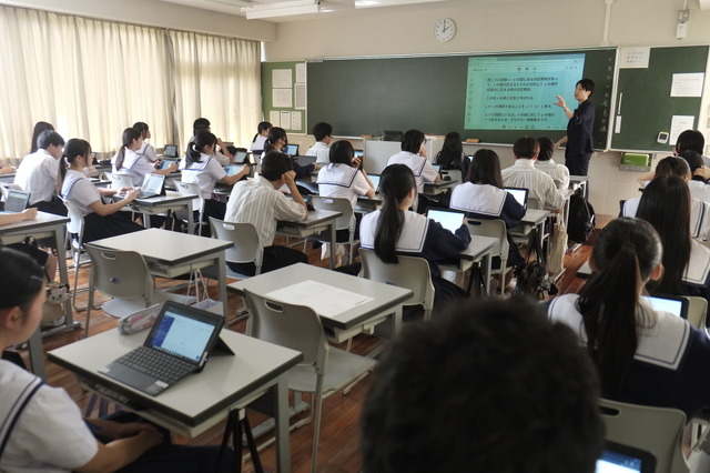 ClassPad.netを活用して関数という抽象的な概念を、自らの体験をもって楽しみながら学んでいく。