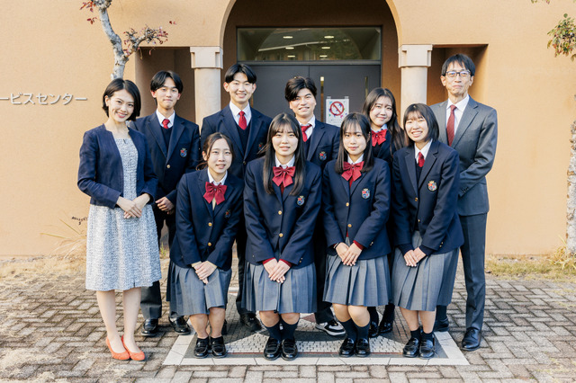 「学びの極意は探究にある」と探究活動に力を入れる立命館守山中学校・高等学校。在校生5人と同校を卒業した起業家も交えて話を聞いた。