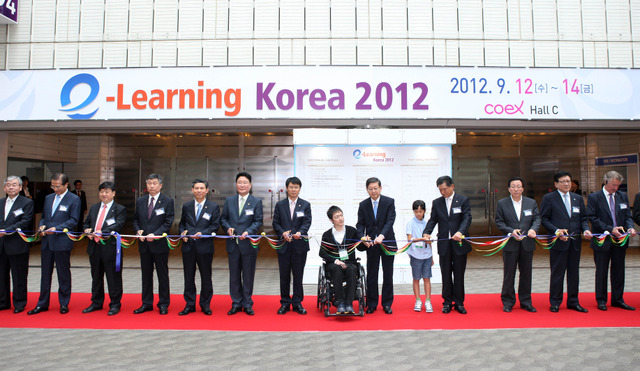 e-Learning Korea 2012 開幕式。中央にサイバー大学学生代表とスマート教室の模擬授業をしてくれたソウォン小学校の児童