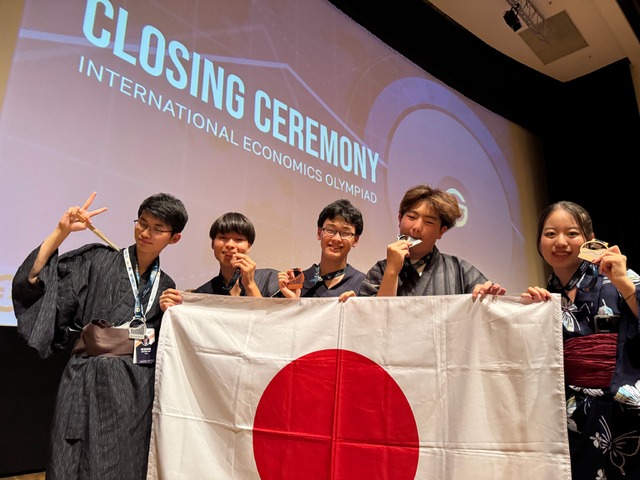 日本代表5名（左から小川さん、冨田さん、早川さん、増島さん、岡本さん）