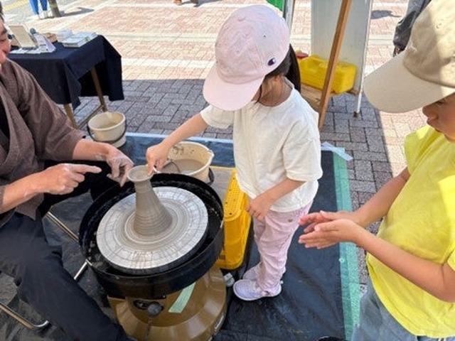 伊賀焼実演展示・体験のようす