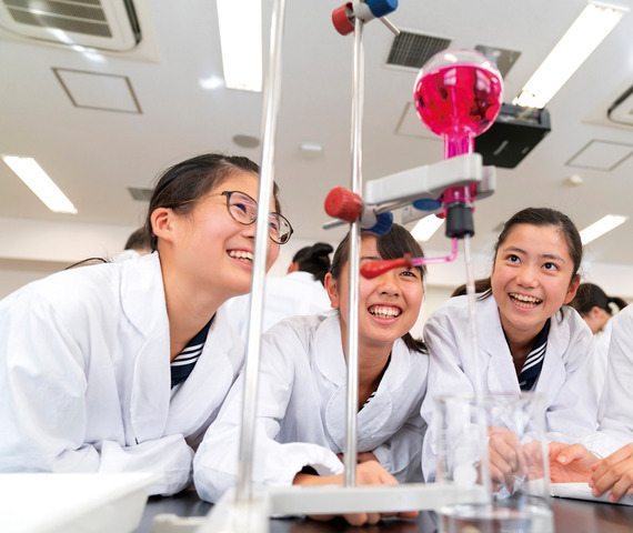 学び方…理科実験のようす