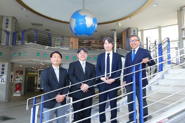 右から、相洋高校 小林悟校長、特進コース主事 大学受験講座運用室長 小髙二郎先生、まなびコーチング 工藤康平氏、安藤健治氏