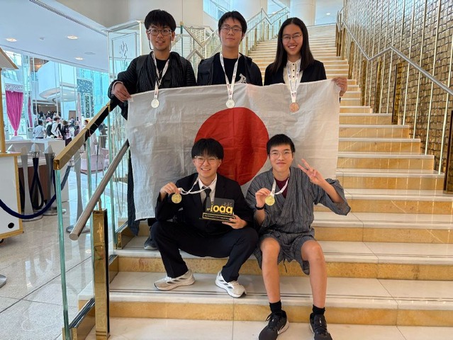 第18回国際天文学・天体物理学オリンピック閉会式後の日本代表生徒ら（2025年8月21日撮影）