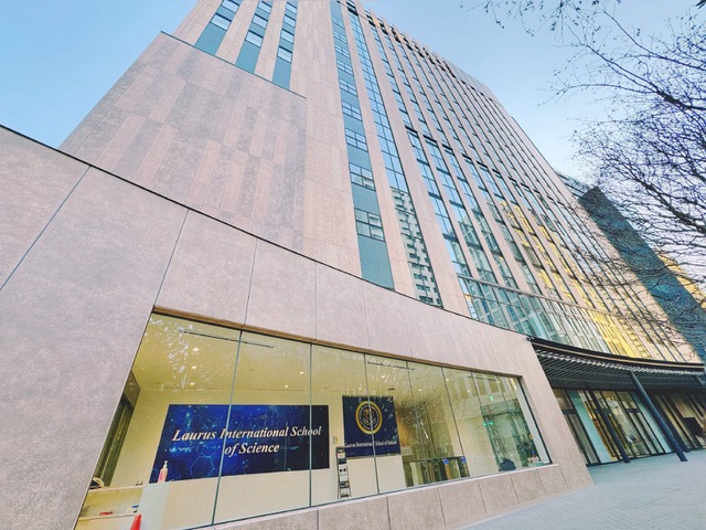 港区芝にある初等部から中高等部が入る建物外観