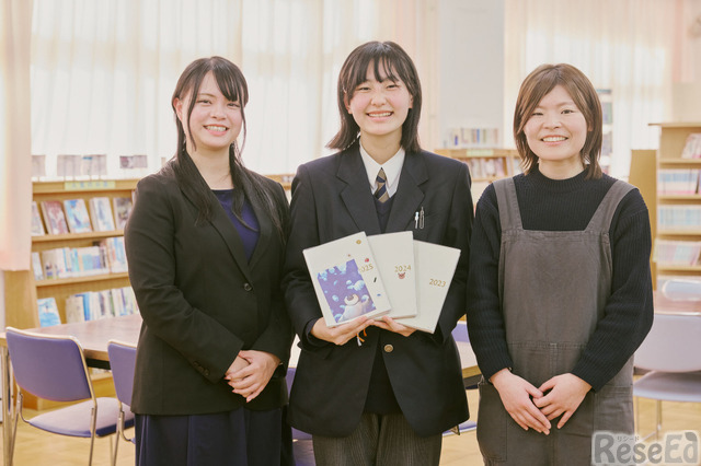 左から、教務主任・佐々木範子氏、3年生の堀なつきさん、図書館司書の志田歩唯氏