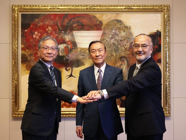 明治大学と竹中工務店、定期建物賃貸借契約締結のようす