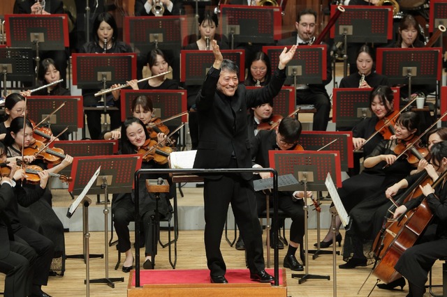 お手持ちの楽器や手拍子、歌でオーケストラと共演（写真は昨年の公演）(c) 飯島隆