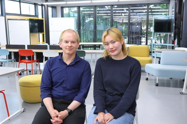 三田国際科学学園ジャスティン・ブラワー先生と卒業生の洲﨑詩さん