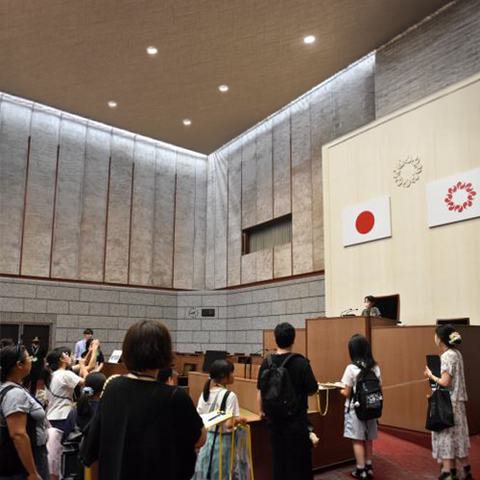 夏休み親子参加イベント「議事堂見学会と投票体験」