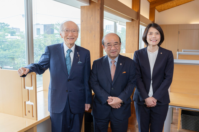 東京私立中学高等学校協会・会長の近藤彰郎先生（中央）と、神奈川県私立中学高等学校協会・理事長の工藤誠一先生（右）、日能研副社長の茂呂真理子氏（左）