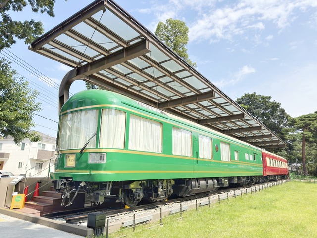 清瀬市立中央公園内に設置されている「夢空間」のダイニングカーとラウンジカー