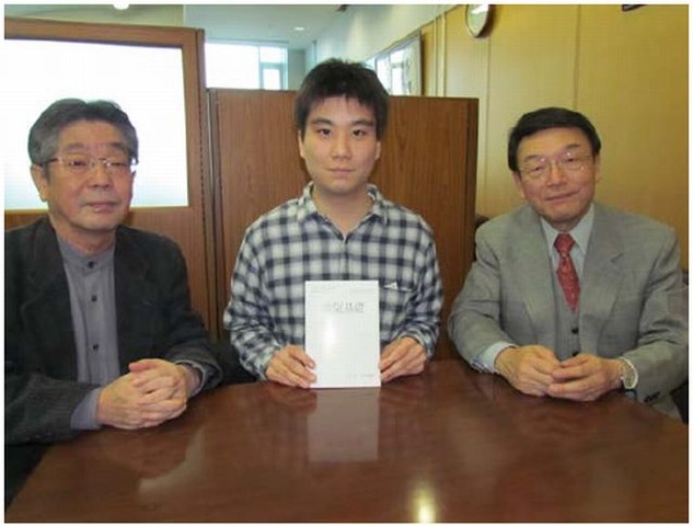 右から、西澤良記学長、山下明さん、日野泰雄工学研究科長