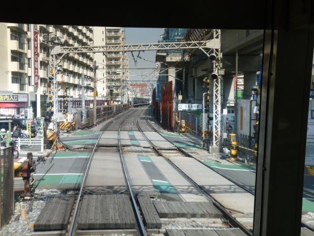 京成電鉄押上線の第3号踏切（手前）と第4号踏切（奥）。4月27日終列車後に第2号踏切と写真の第3号踏切が廃止される。