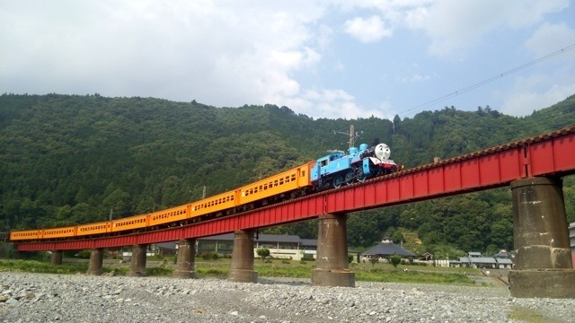 夏休み 本物の蒸気機関車の きかんしゃトーマス 大井川鐵道を走行 リセマム