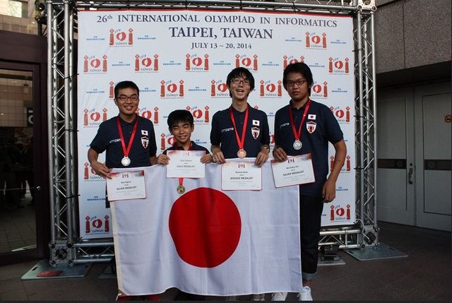 メダルを手にした日本代表の4人　(c) 情報オリンピック日本委員会