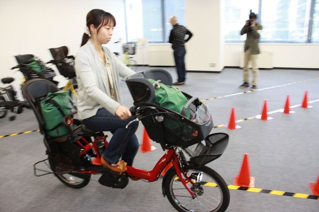 子ども2人分のウェイトを乗せて試乗する