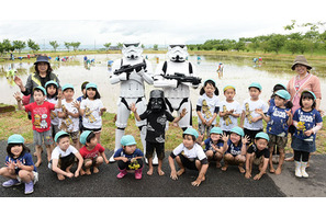 「スター・ウォーズ」田植え、サプライズに園児が大歓声 画像