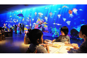 【夏休み】描いた魚が泳ぎだす…チームラボお絵かき水族館 画像