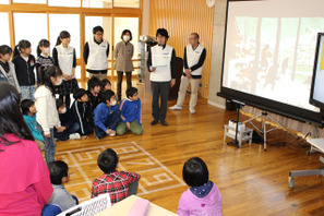 DNP体感型デジタル教材で絵の中を探検、春日小5年生が美術鑑賞に挑戦 画像