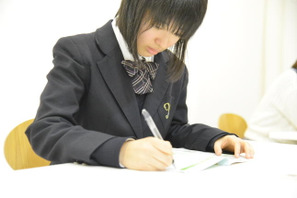 進学校に通う原宿女子高生、秘密の勉強法を公開 画像