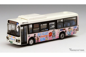 葛飾で運行中の「こち亀ラッピングバス」、80分の1スケールで12月発売 画像