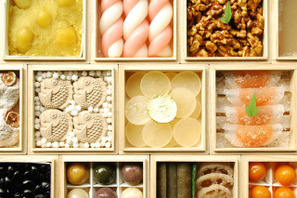 【年末年始】12段のお菓子のおせち！HIGASHIYA から桐の升箱で登場 画像