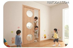 幼稚園・保育施設向け、指はさみから事故対策まで配慮したドア 画像
