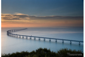 総延長55km、中国本土と香港を結ぶ世界最長の海上橋「港珠澳大橋」開通 画像