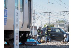 震度6弱の地震発生、電車と自動車が衝突…西武鉄道が総合復旧訓練 画像