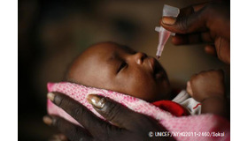ポリオの予防接種を受ける1歳半の赤ちゃん。（南スーダン）