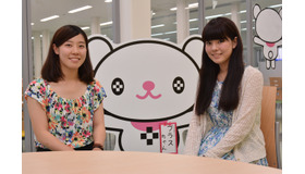 健康栄養学科1年松本さん（左）、文芸文化学科1年小川さん（右）。真ん中は、学園キャラの「プラスちゃん」。