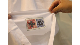 Tシャツをめくると視覚的に分かるアイコン付きのQRコードが貼り付けられている（撮影：編集部）