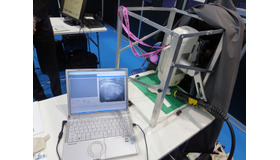 早稲田大学の捜査支援スペクトルイメージング装置の試作品。従来の方法では残留指掌紋が検出しにくい材質でも高精度での検出が可能（撮影：防犯システム取材班）