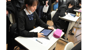iPadを用い授業を受ける本科の高校1年生