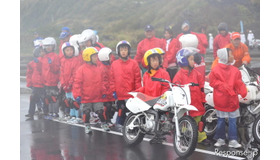 09年の三宅島バイクイベントでは、親子キャンプに参加した島内の子供たちもライディングを披露した