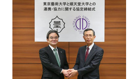 協定締結式で握手を交わす東京藝術大学・宮田亮平学長（左）と順天堂大学・木南英紀学長（右）