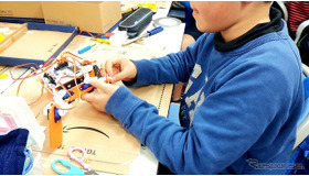 埼玉大学サテライトキャンパスで行われた「STEM Camp 2016」（3月31日）。子どもたちが4脚ロボットの製作に挑戦した